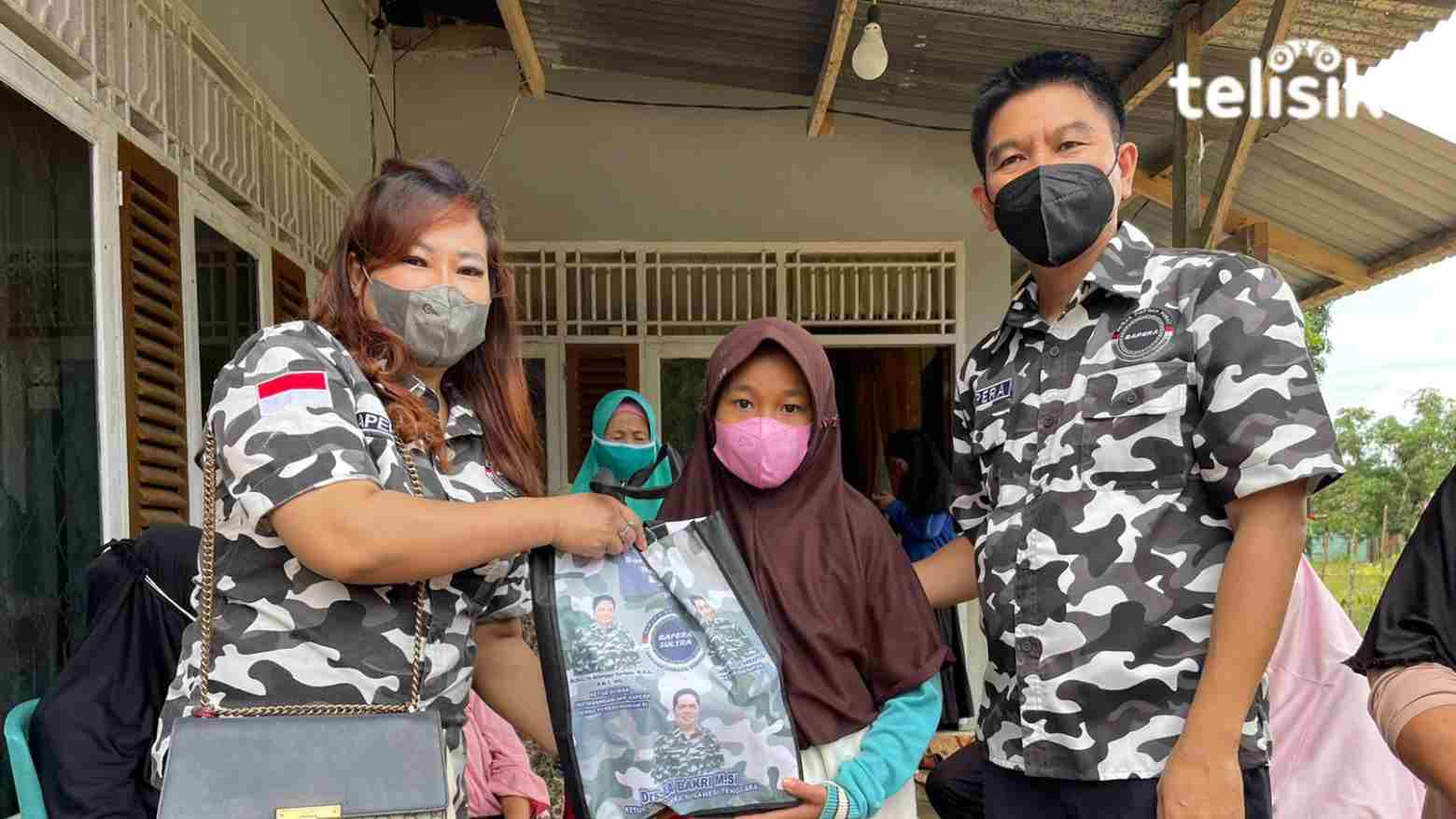 Bapera Sultra Bagikan Sembako Warga Terdampak COVID-19