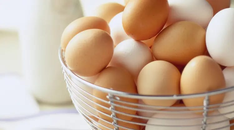 Benarkah Telur Ayam Putih dan Coklat Beda Nutrisi dan Rasanya? Ini Penjelasannya