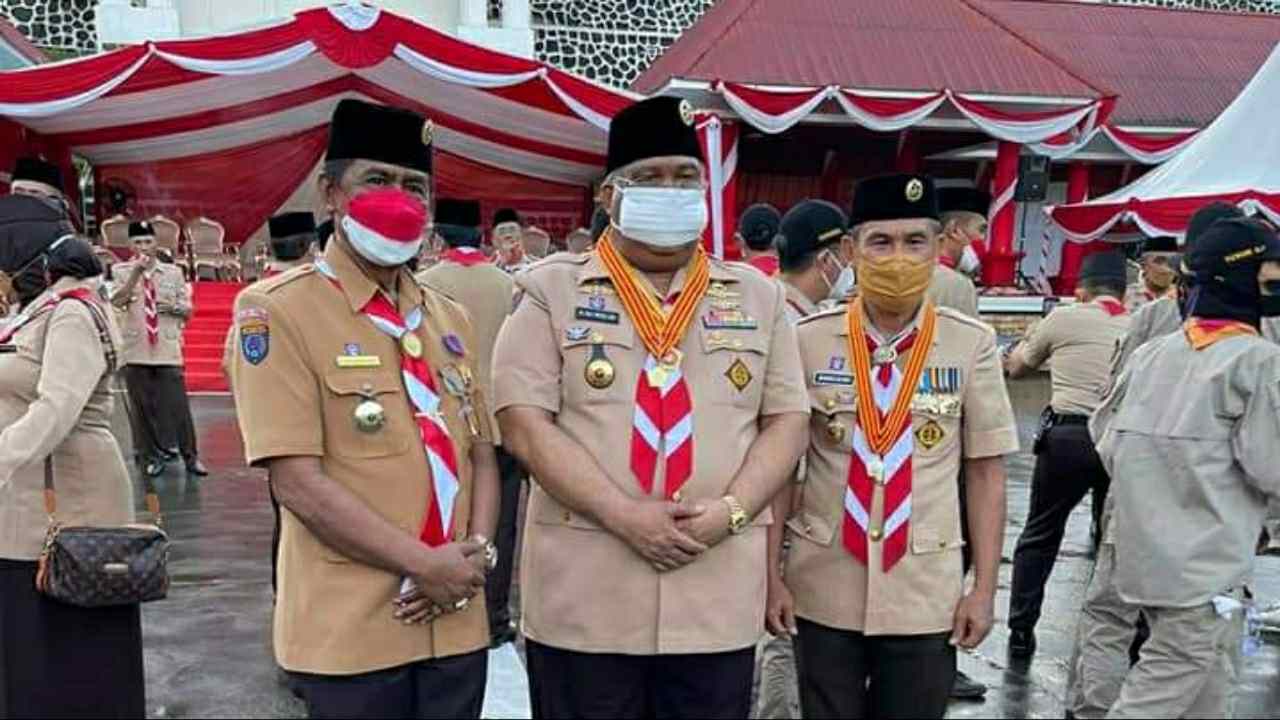 Bupati Kolaka Utara Dianugerahi Penghargaan Lencana Karya Bakti