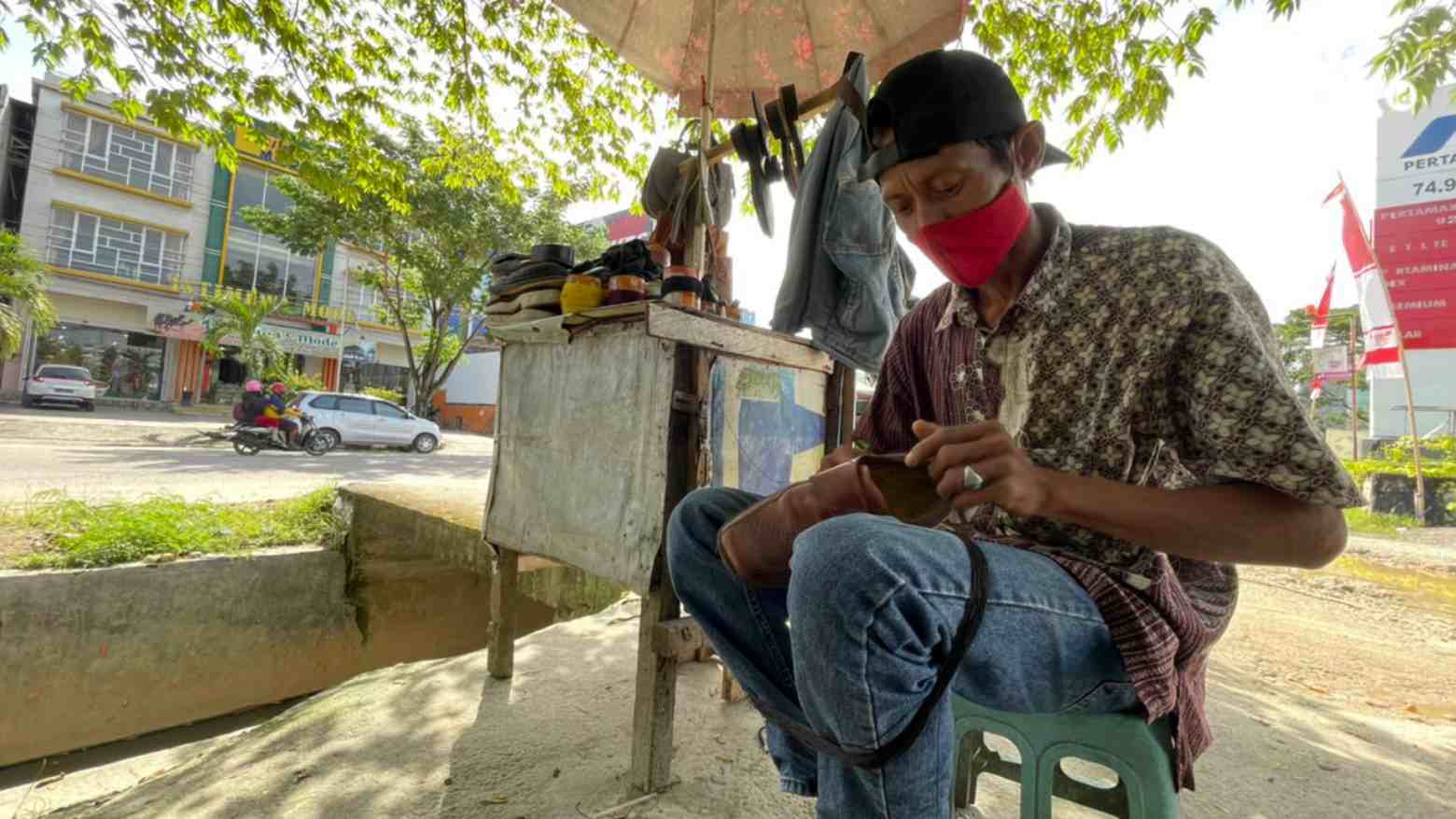 Cerita Tukang Sol Sepatu, Bertahan di Tengah Pandemi Demi Nafkahi Keluarga
