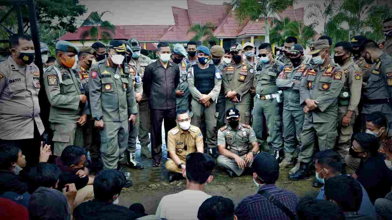 Duduk Bersila dengan Massa Aksi, Wali Kota Kendari Minta Awasi Bantuan COVID-19