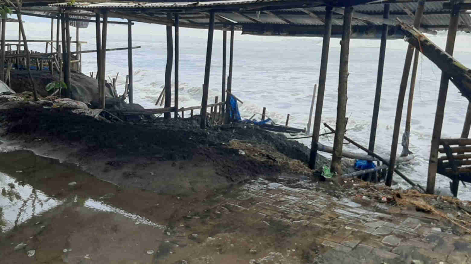 Gelombang Tinggi, 40 Kios Tertimbun Pasir di Pantai Suwuk Kebumen