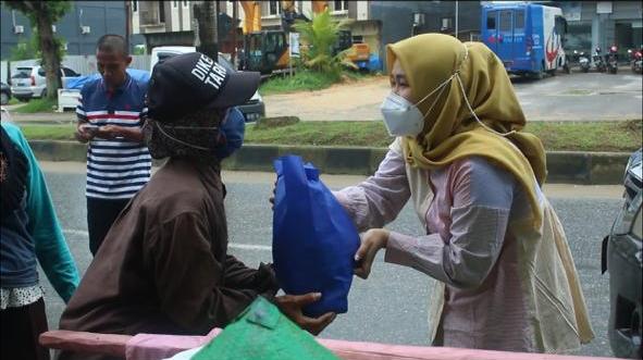 Giona Nur Alam Bagikan Sembako ke Warga Terdampak PPKM