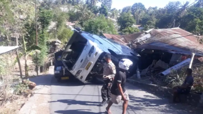 Iringi Jenazah Pendeta, Bus Damri di Kupang Terbalik Hantam Pick Up dan Rumah Warga