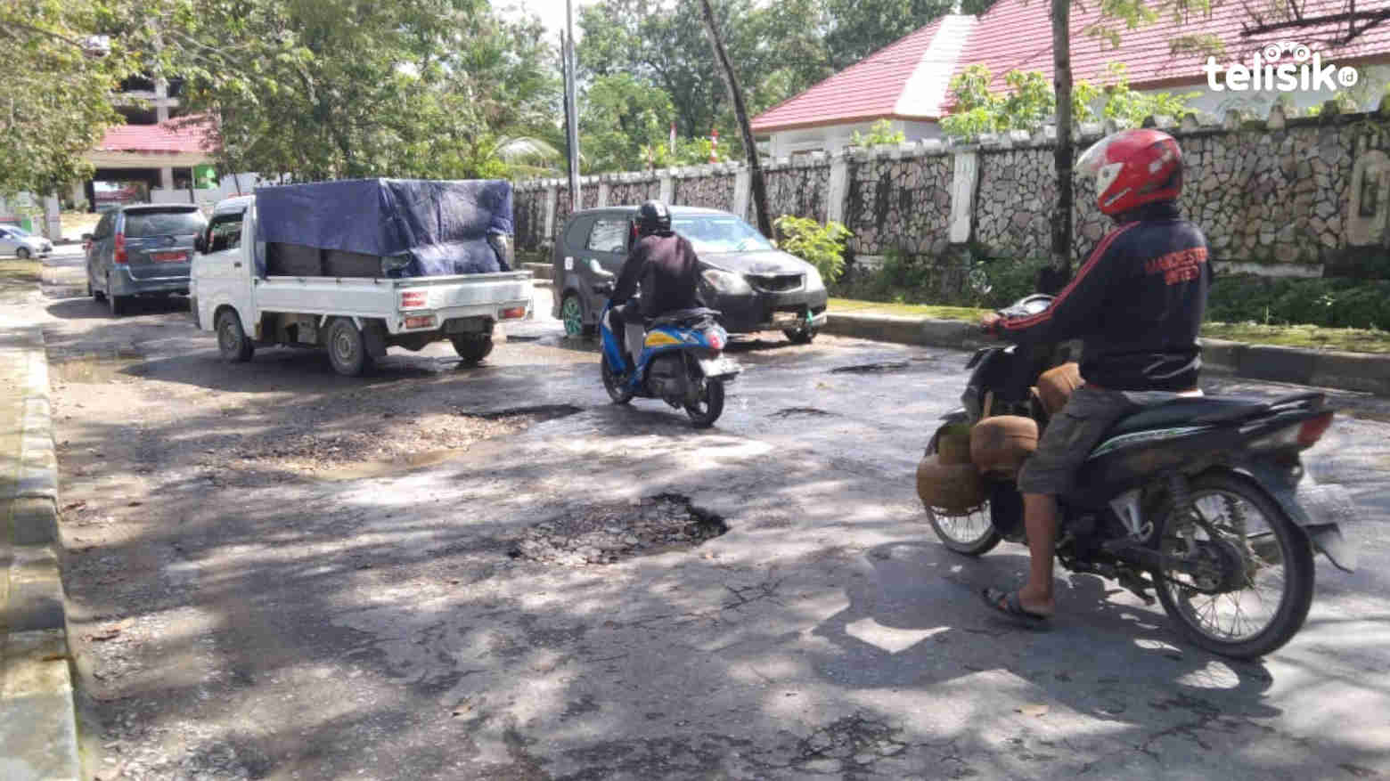 Jalan Depan Gedung Dewan Sultra Rusak, Banyak Jebakan Batman saat Hujan