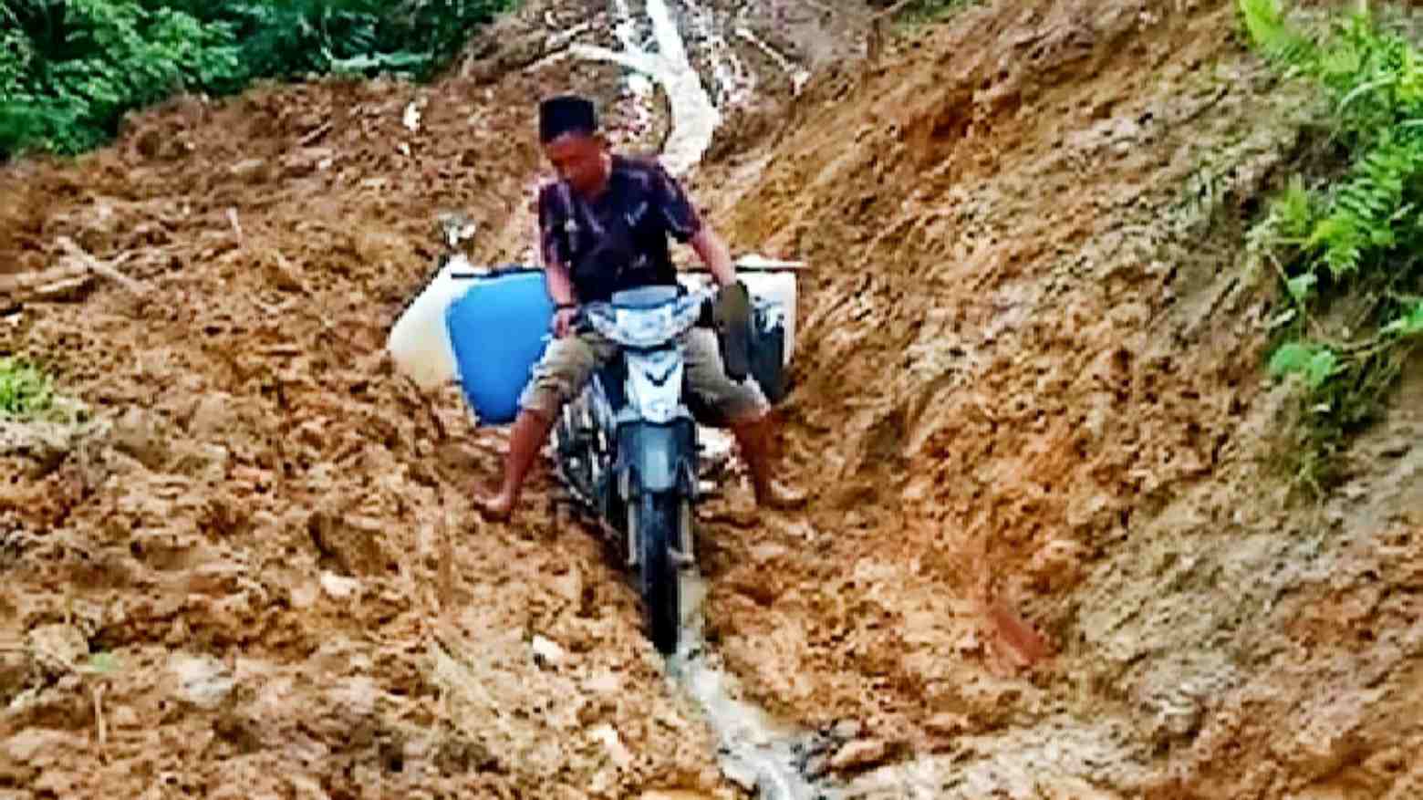 Jalan Tertimbun Material Longsor, 3 Ton Raskin Tak Tersalurkan