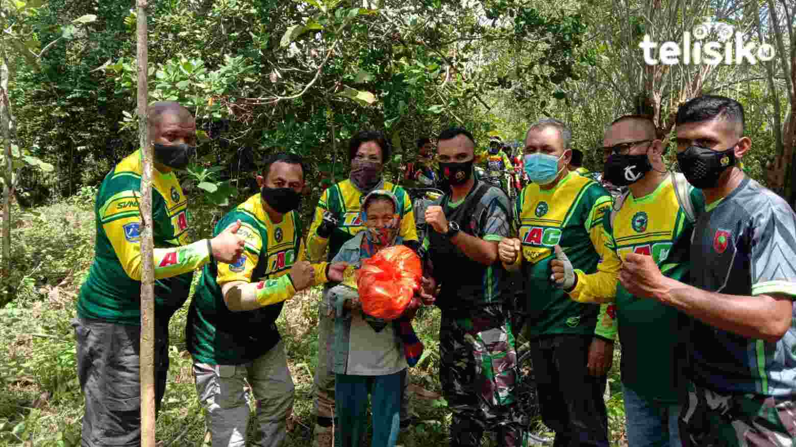 Kajari Pimpin Forkopinda Muna dan Mubar Bagi Sembako ke Pelosok