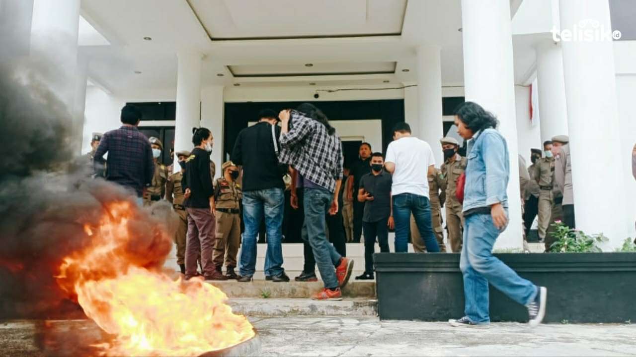 Kantor DPRD Konawe Didemo, Massa Tuntut Ini