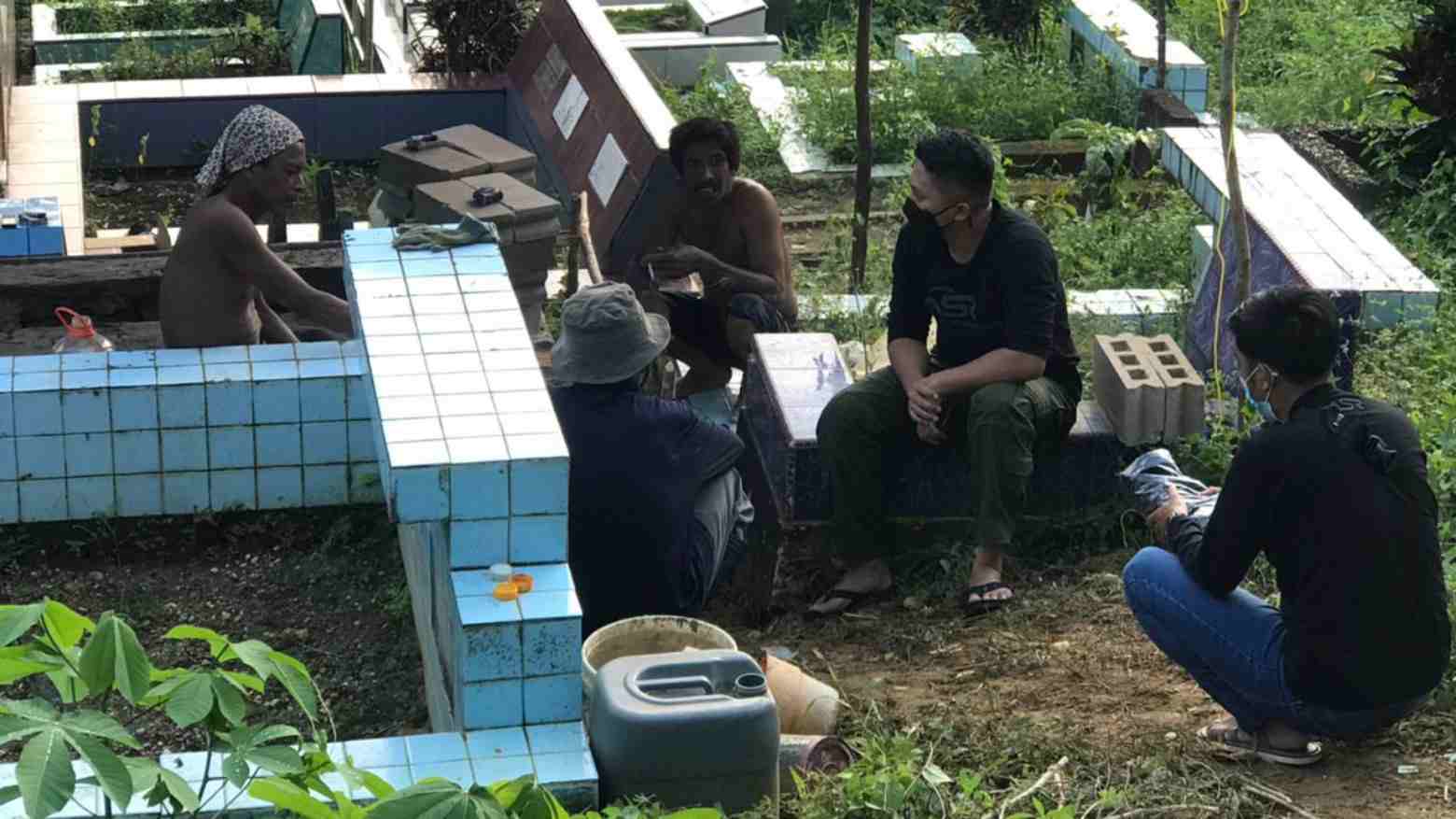 Kisah Penggali Makam TPU Punggolaka, Sehari Gali hingga 15 Liang Lahat