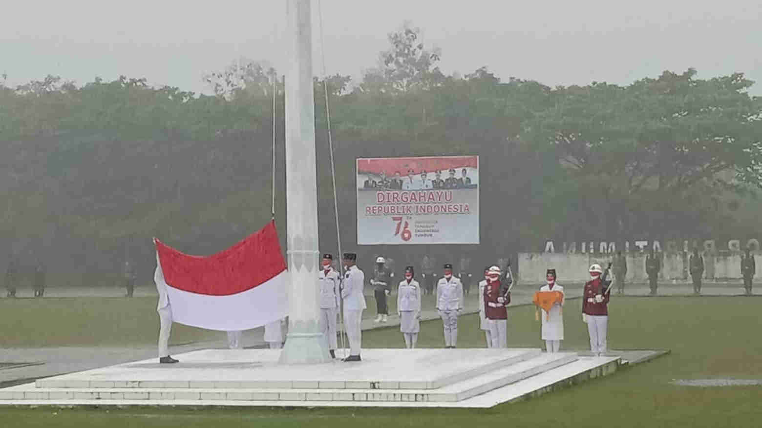 Merah Putih Dikibarkan di Bawah Guyuran Hujan Deras Meski Pawang Sudah Disiapkan
