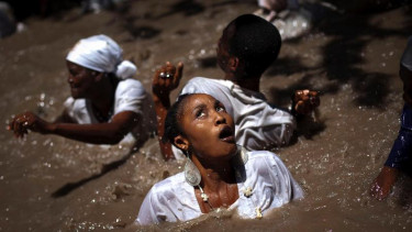 Mistik: Ini Deretan Ritual Unik di Dunia dari Simpan Mayat hingga Makan Abu Jenazah Dicampur Sup