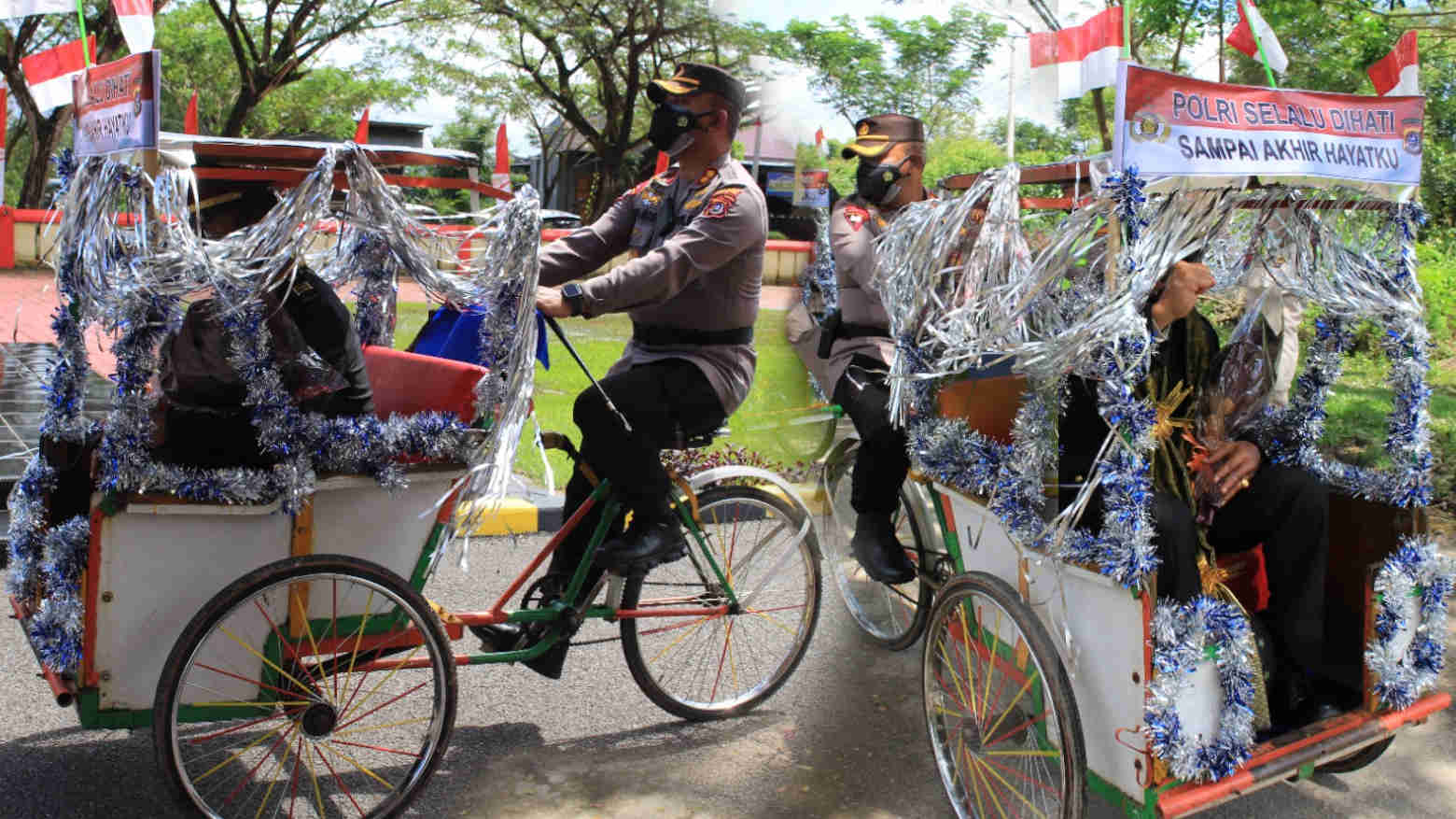 Naik Becak, Kapolres dan Wakapolres Konawe Lepas Dua Polisi Purnabakti