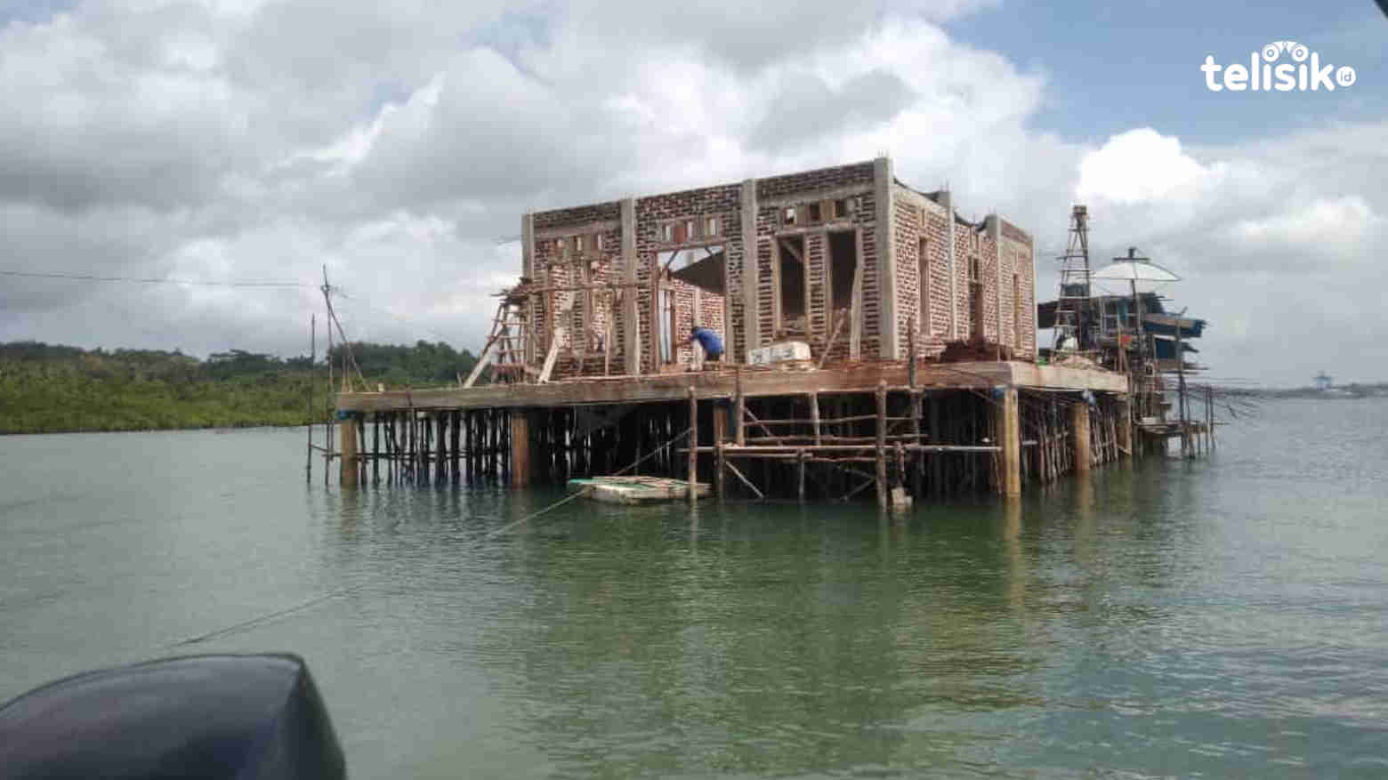 Pakai Gaji Sendiri, Security Ini Bangun Masjid untuk Mendiang Anaknya di Tengah Laut