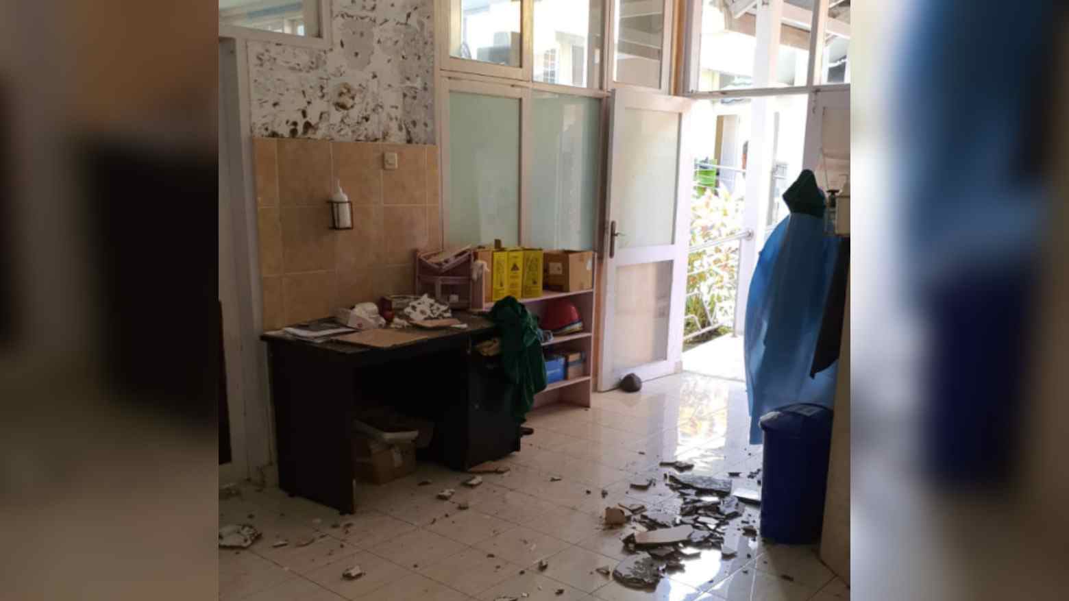 Pasca Gempa, Warga Sulteng Tertimpa Bangunan