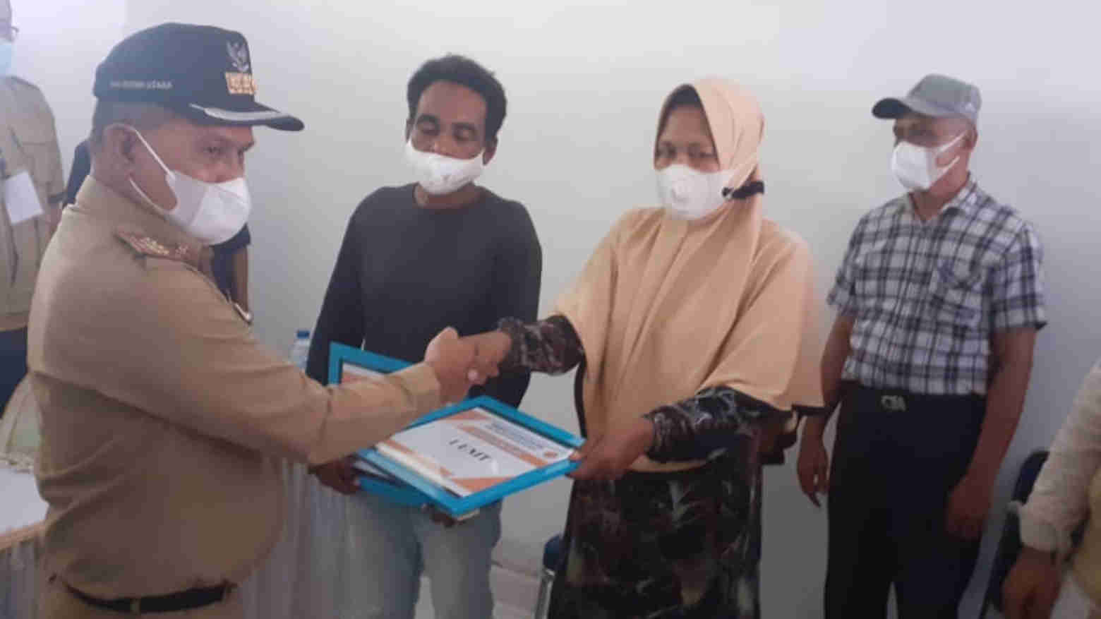 Pemda Butur Serahkan Bantuan ke Warga Terdampak Banjir