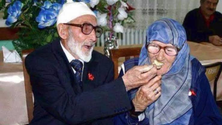 Penelitian Ini Sebut Perempuan Lebih Berumur Panjang dari Pria, Tapi Tak Lebih Sehat