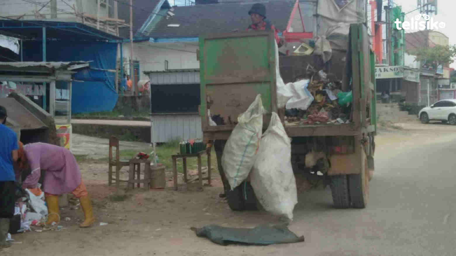 Petugas Kebersihan Tertusuk Jarum Suntik saat Mengangkut Sampah di TPS