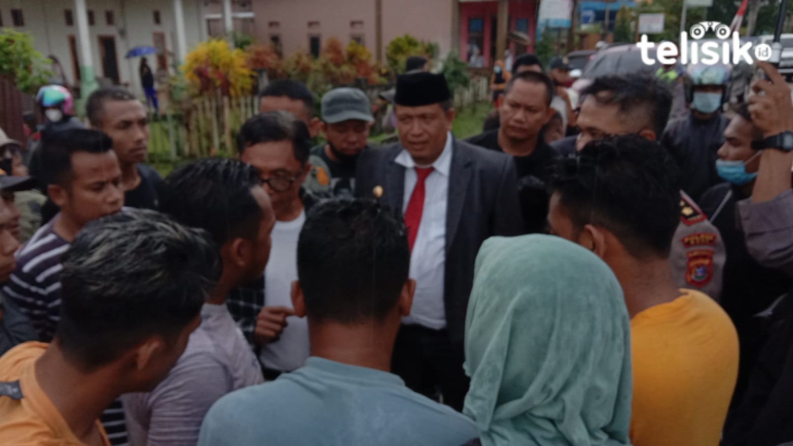 Pulang dari Buka Blokade Jalan, Rombongan Bupati Muna Dihadang Warga