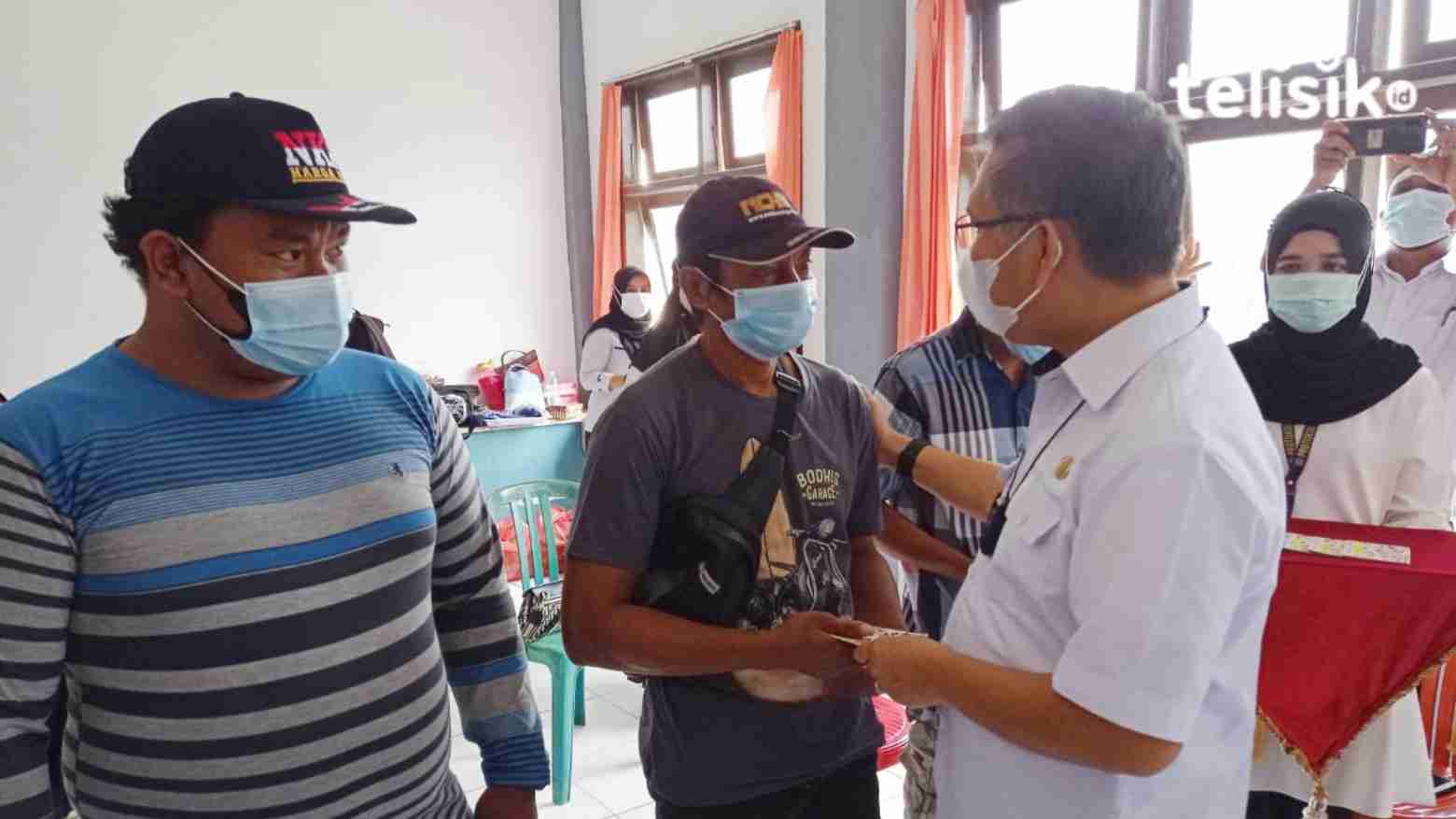 Wali Kota Kendari Serahkan Bantuan Rp 300 Ribu pada 1.000 Nelayan