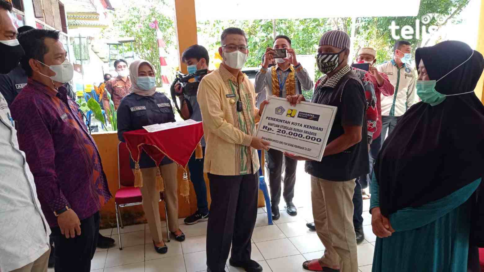 Wali Kota Kendari  Serahkan Bantuan Stimulan Perbaikan Rumah Tidak Layak Huni
