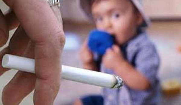 Seorang Ayah Paksa Anaknya yang Masih Balita Isap Rokok, ini Motifnya