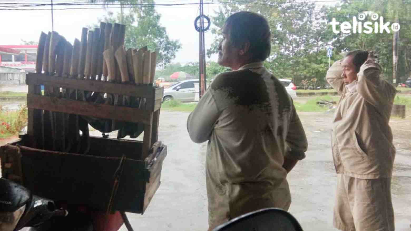 Setia dengan Profesinya, Pria Ini Sudah 16 Tahun Jualan Parang Keliling