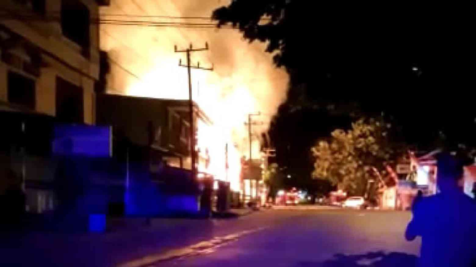 Si Jago Merah Lalap Dua Rumah di Baubau