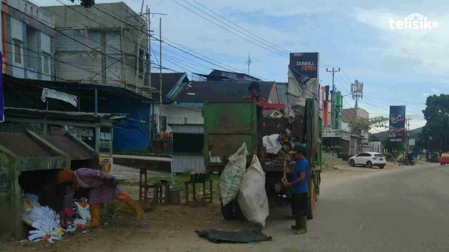 Tidak Hanya Kebersihan Kota, Petugas Pengangkut Sampah Juga Garda Terdepan Jaga Kesehatan Masyarakat