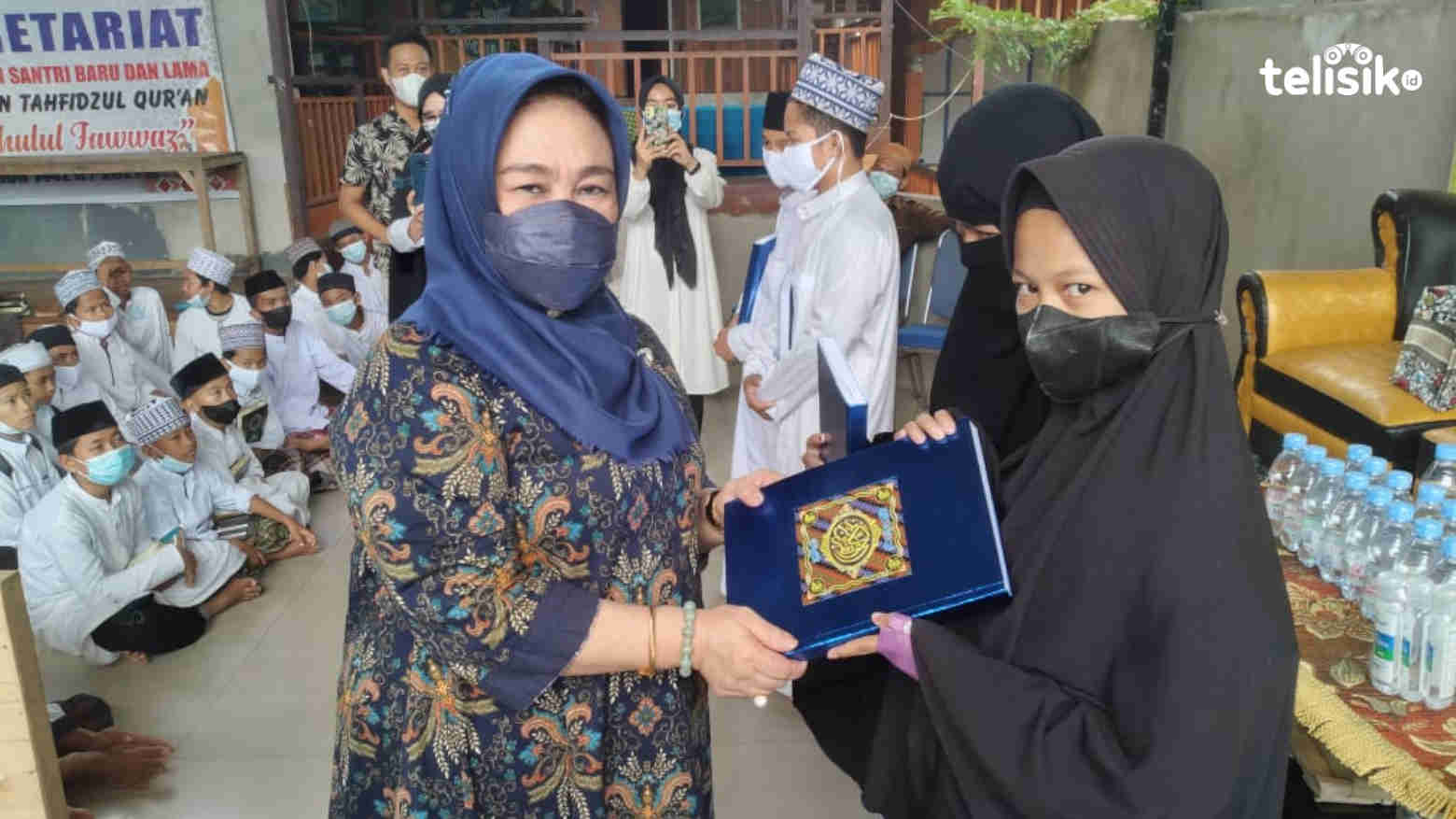 Tina Nur Alam Beri Bantuan 7 Pondok Pesantren di Kendari