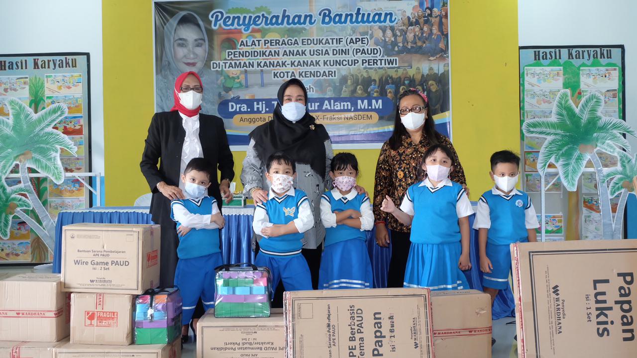 Tina Nur Alam Serahkan 25 Paket Peraga Edukatif Anak Usia Dini di TK Kuncup Pertiwi