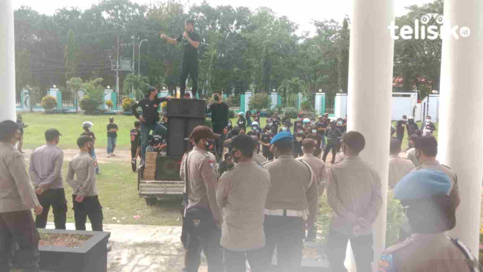 Tuntut Perbaikan Jalan, Massa Demo Kantor DPRD Konawe