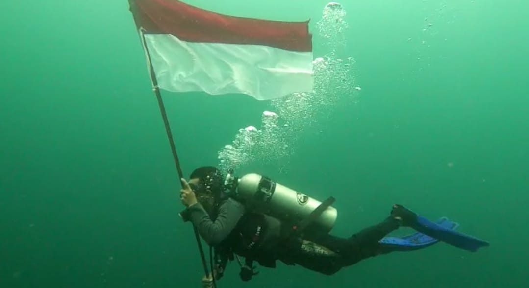 Unik, Penyelam Kibarkan Bendera di Bawah Laut Teluk Kulisusu Sambut HUT RI ke-76