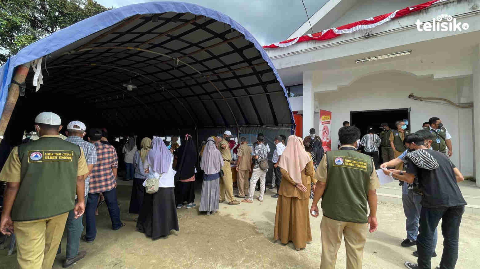 Vaksinasi Massal di Posko Satgas COVID-19 Timbulkan Kerumunan dan Abaikan Prokes