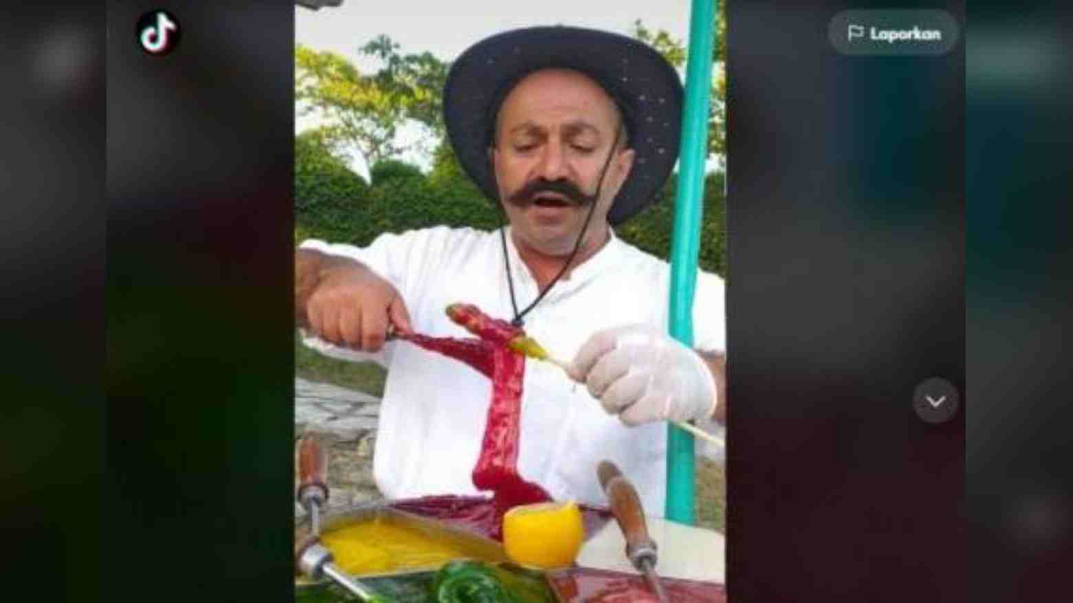 Viral: Penjual Gulali Layani Pembeli Sambil Bacakan Surah Al-Baqarah