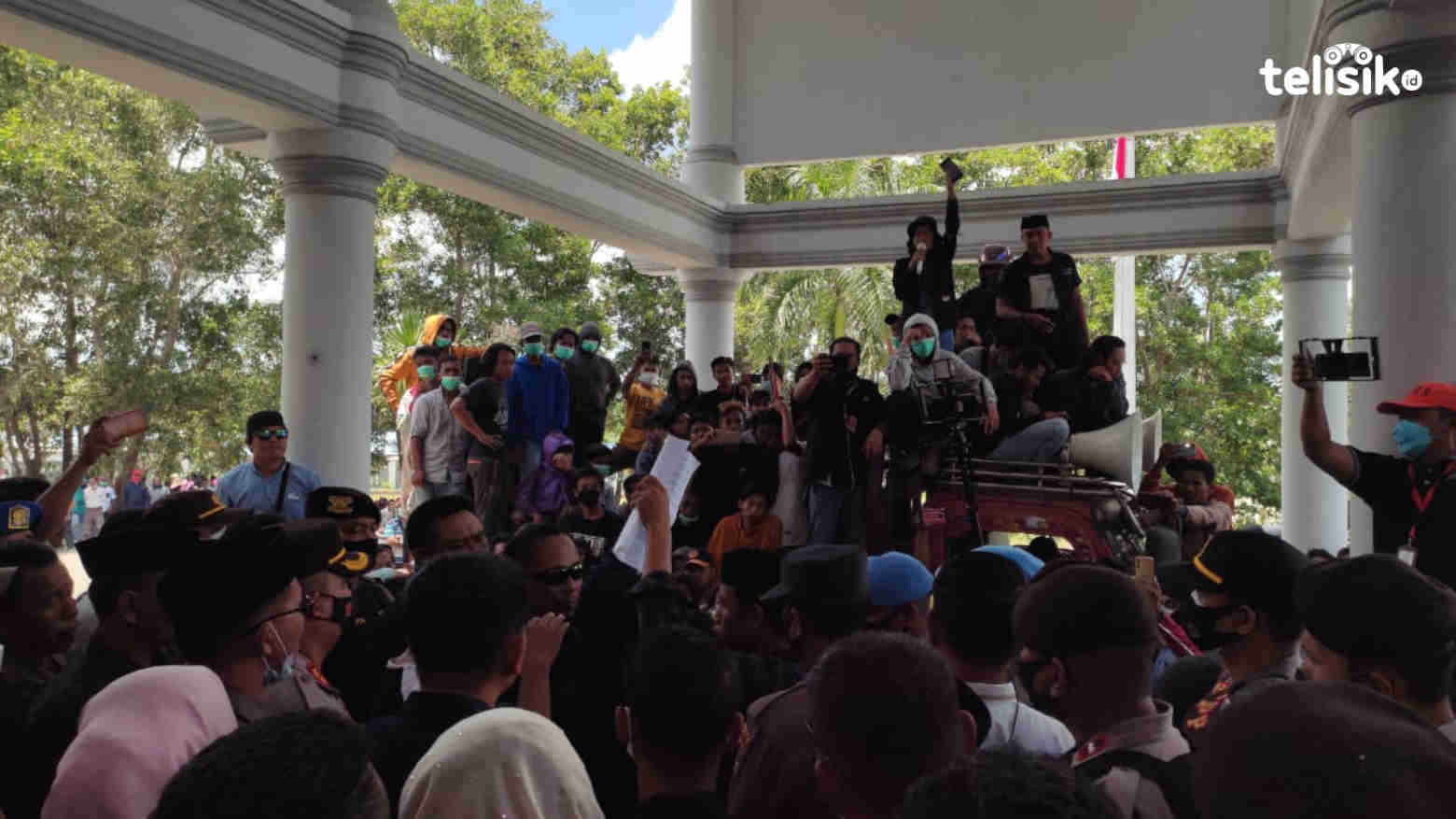 Polemik Program PEN, Ratusan Warga Demo DPRD Konsel