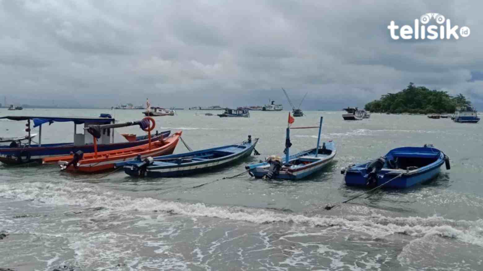 Akibat Gelombang Tinggi Dua Meter, Nelayan Tak Berani Melaut