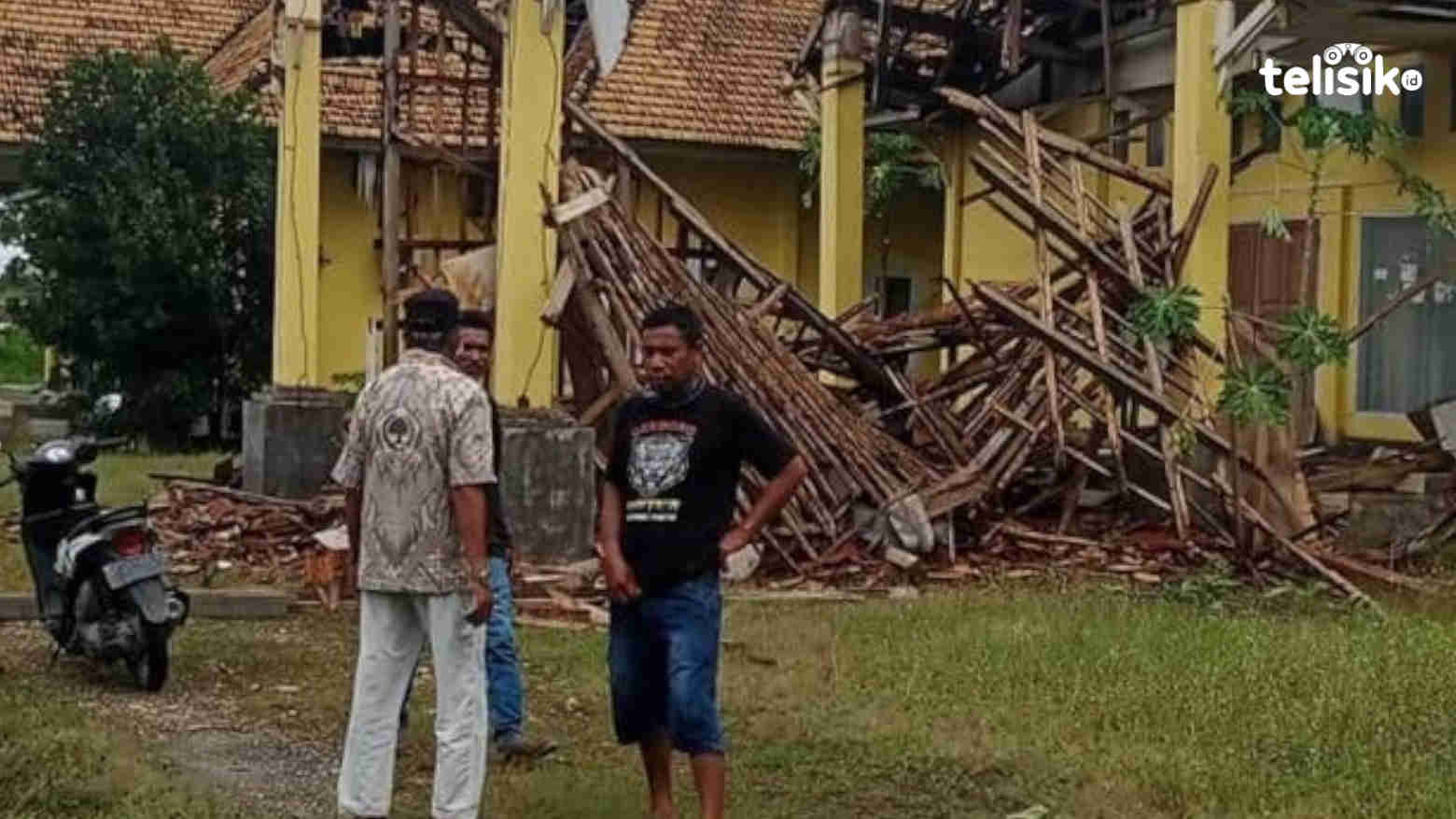 Atap Kantor Golkar Muna Ambruk