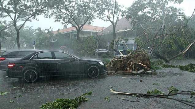 Bahaya, Jangan Parkir Kendaraan di Tempat Ini Saat Hujan