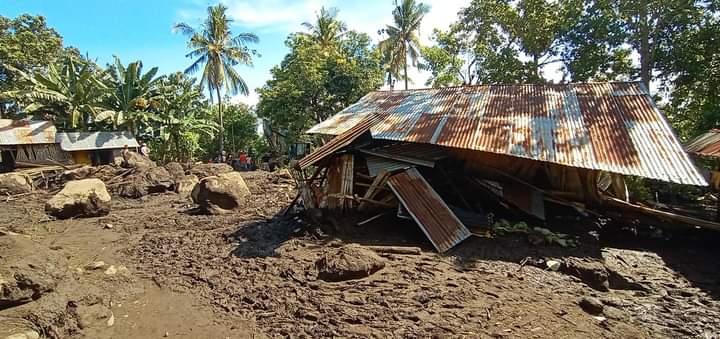 Banjir Terjang Desa Inerie Ngada, Rumah Tertimbun Lumpur dan Anak 4 Tahun Meninggal