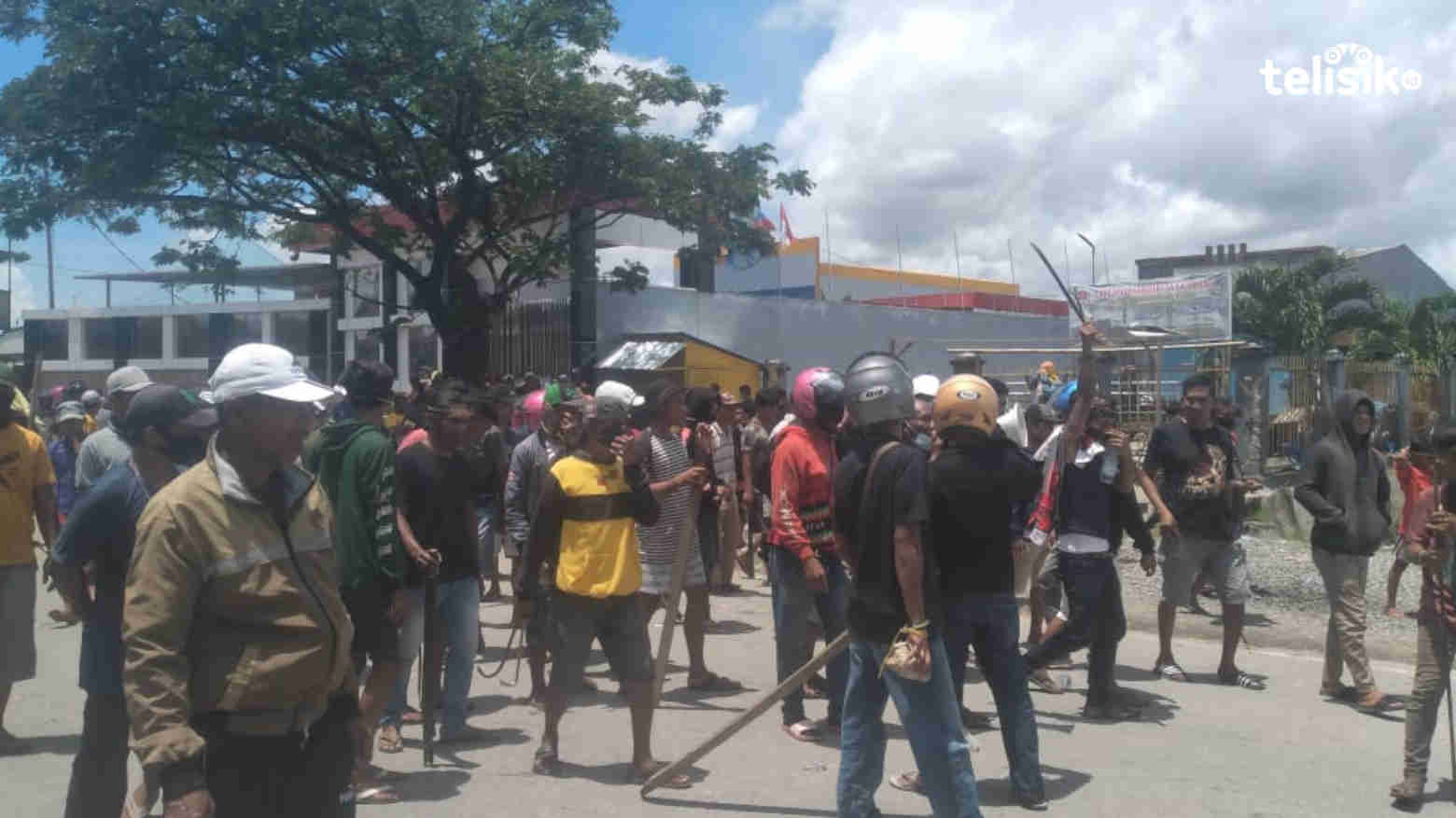 Bentrok di TPI, Warga Berjaga dengan Parang di Tangan