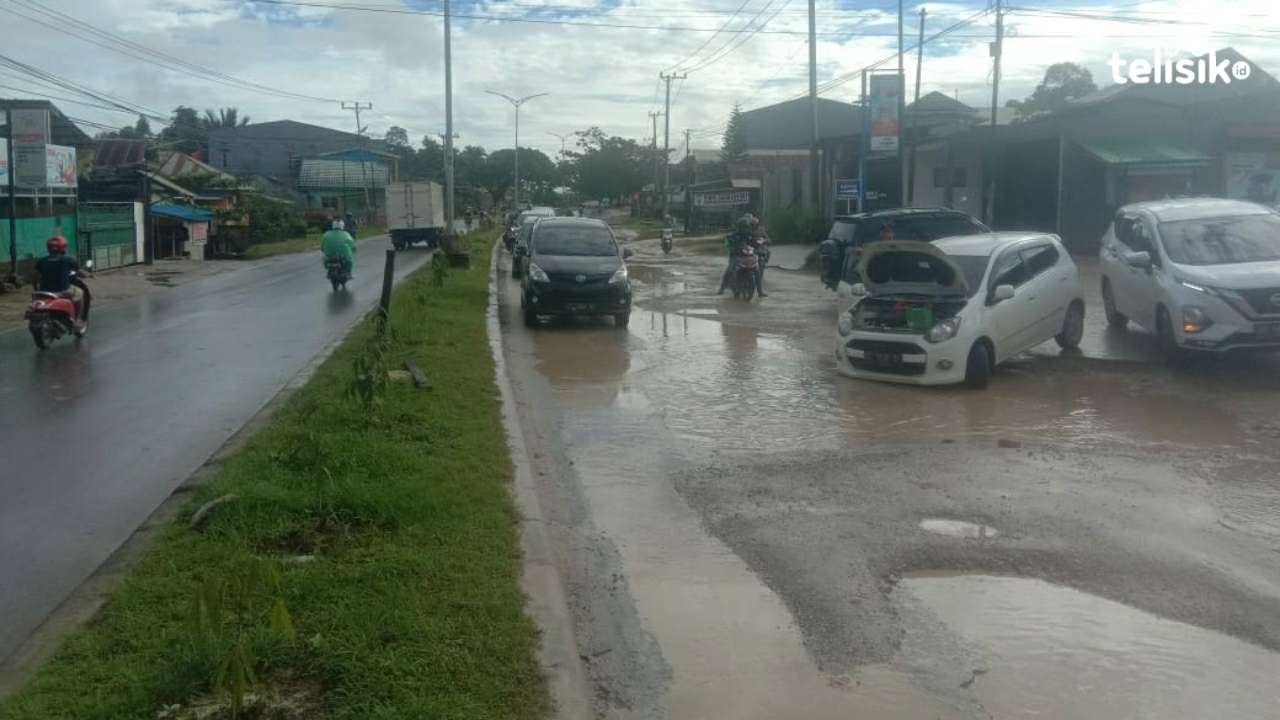 Berlubang Sampai 40 Cm, Warga dan Pengendara Keluhkan Kondisi Jalan Katamso