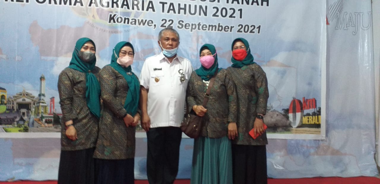 Bupati Konawe Serahkan 571 Sertifikat Tanah Kepada Warga di Dua Kecamatan