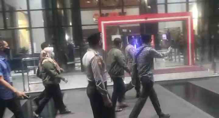 Didampingi Suami, Bupati Kolaka Timur Tiba di KPK