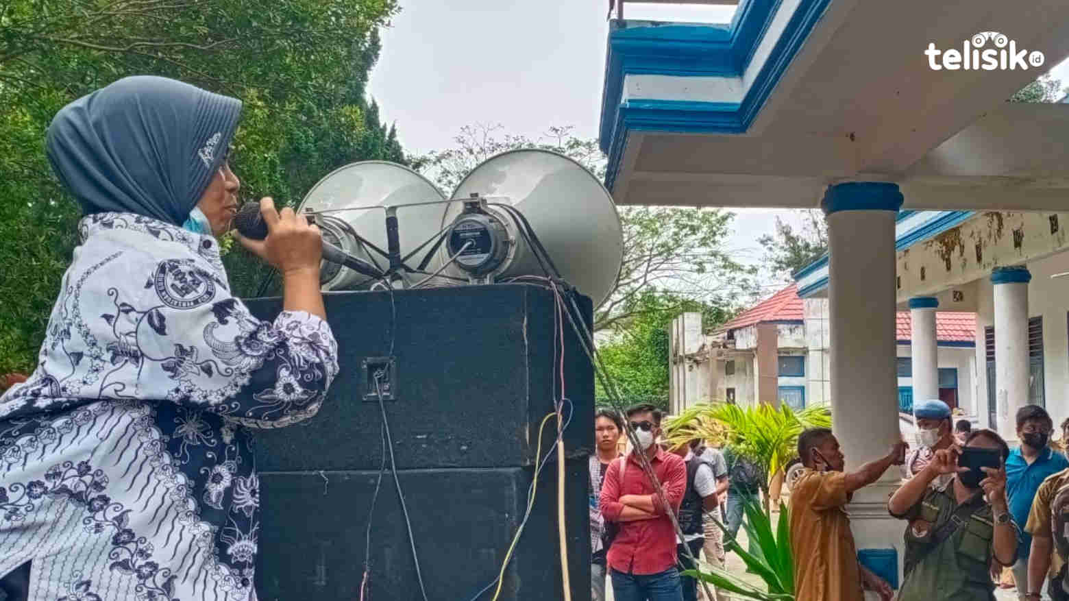 Dituding Arogan, Massa Minta Oknum Kepala Sekolah Dicopot