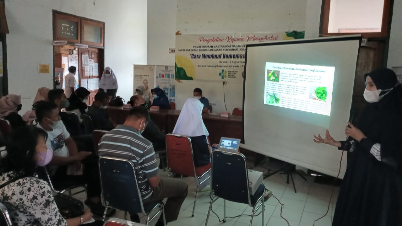 Edukasi Warga, Poltekkes Kendari Ajarkan Pembuatan Hand Sanitizer Berbahan Alami