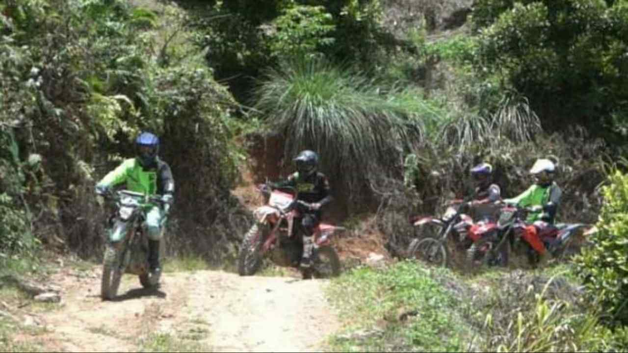 Isi Akhir Pekan, Andi Sumangerukka Kunjungi Warga Bali di Konawe hingga Bermain Trail di Kolaka