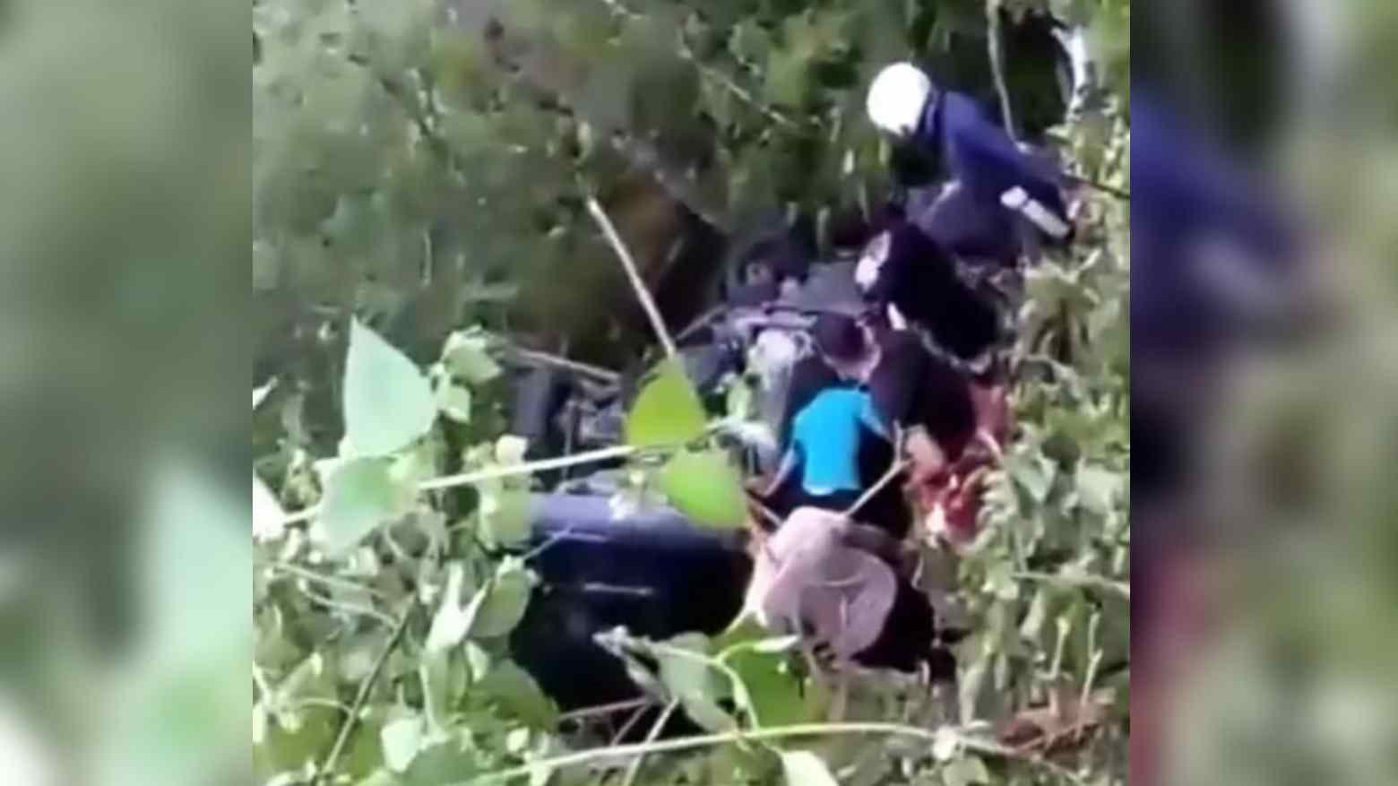 Jalan Licin, Mobil Daihatsu Masuk Jurang