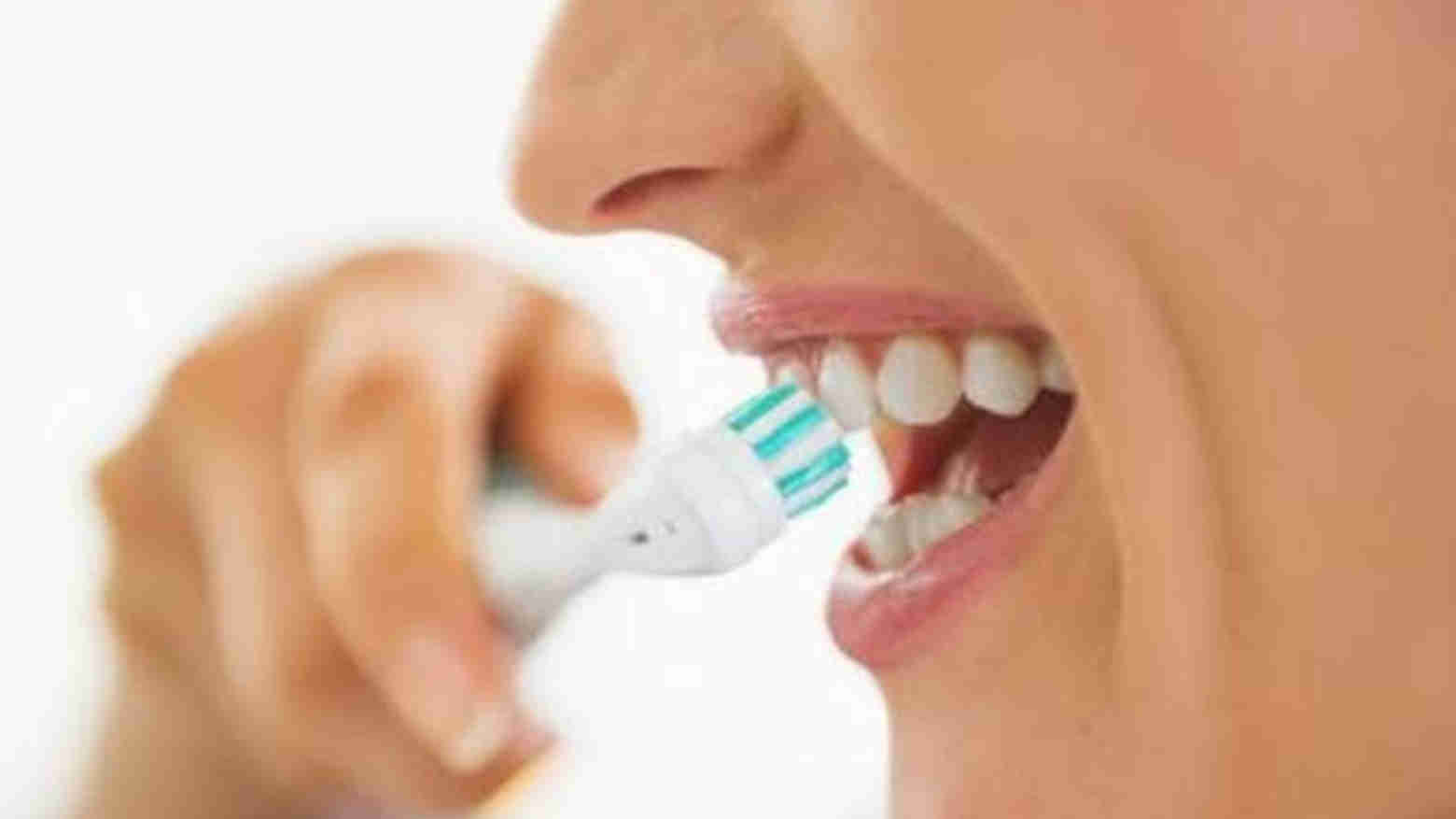 Jangan Sepelekan, Ini 4 Manfaat Menyikat Gigi Sebelum Tidur