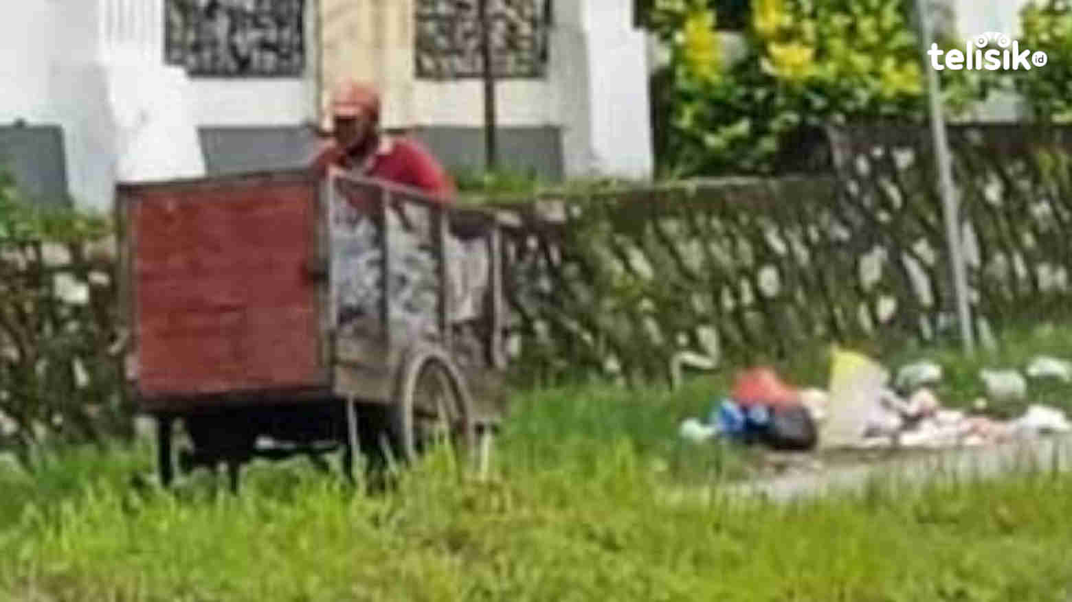 Kisah Seorang Pemulung Berjuang Sekolahkan Anak-Anaknya