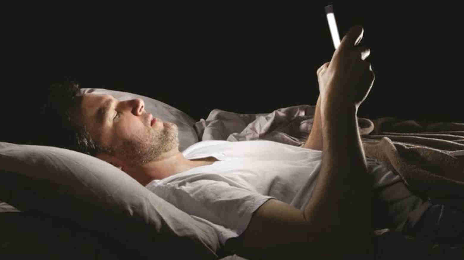 Masih Sering Langsung Cek HP Setelah Bangun Tidur? Simak Bahayanya